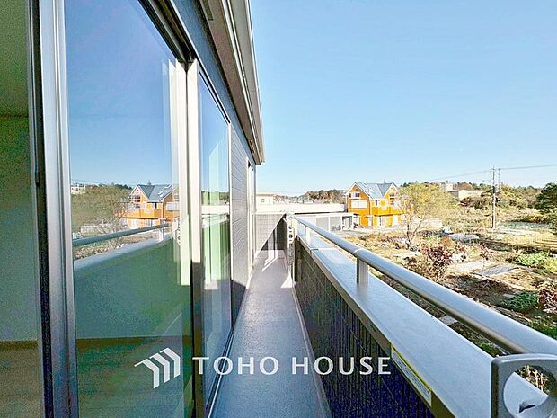 「バルコニー」都市型生活をより快適にコーディネートするかのように、周りの情景とマッチしたバルコニー。住まうご家族の心地よさを最優先したバルコニーでは様々な時間を楽しめます。