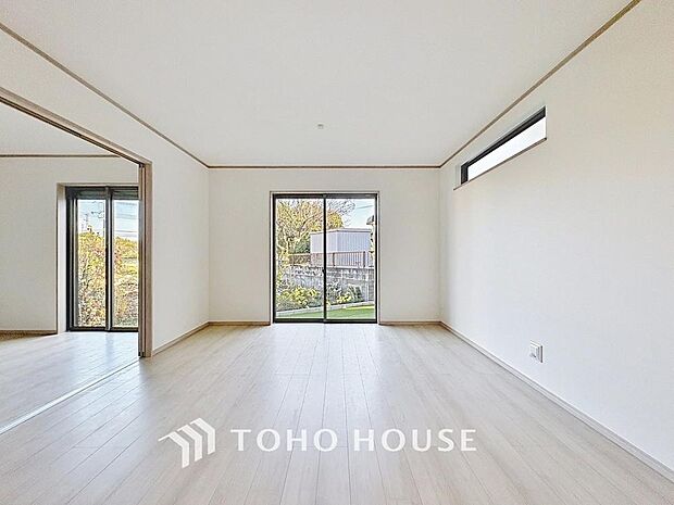 「採光面の多いLDK。」団欒の場であるリビングには採光窓を多く取り入れていますので、暖かな陽光と心地よい風が贅沢に降り注ぎます。