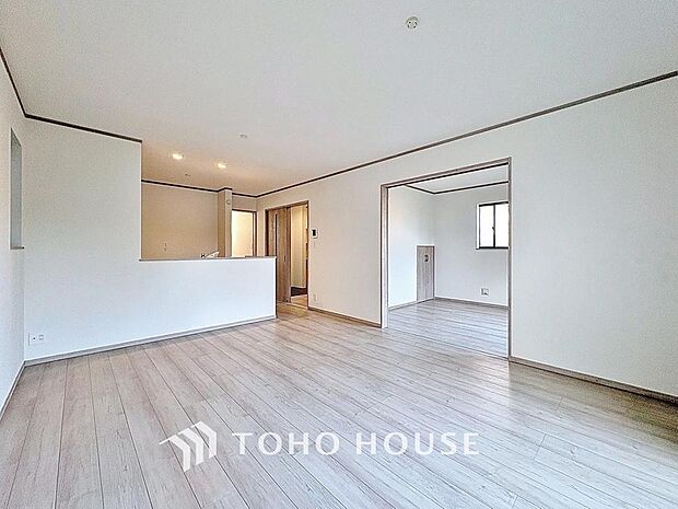 「穏やかな時が流れる癒しの空間」家族の会話や笑顔が行き交うリビングで、大きなソファやダイニングテーブルでゆったり食事をしたりくつろぎたい。そんな夢が叶えられる空間です。