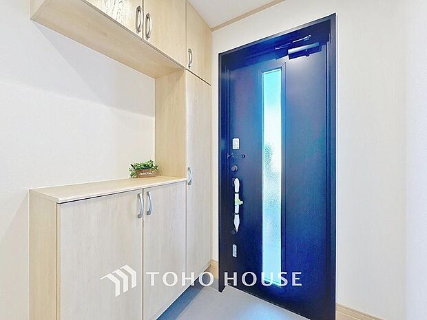 「玄関」人を迎え入れる最初の場所だからこそ、清潔感があり纏まった空間にして頂ける様にゆとりあるシューズボックスを設置しました。おでかけの時も帰宅の時も、すっきりとした玄関は気持ちが良いものです。