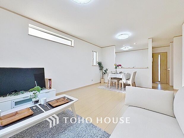 「南向き。陽当り良好。」大きな窓辺からの日差しが暖かい室内は、自然と住まう人の気分も明るくなり、リビングでの素敵なワンシーンが演出されます。