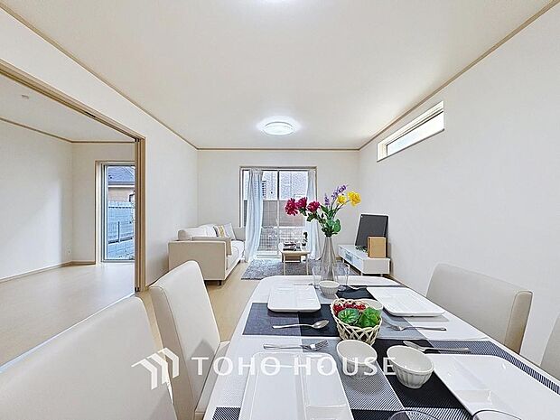 「リビングダイニング」柔らかな色合いが優しい雰囲気のお部屋は、格別の居心地の良さを感じて頂けます。採光窓から零れる陽光に癒されてください。