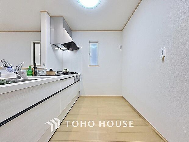 「窓あり×キッチン。」作業スペースを多くとったキッチンには、コンロ横にスリット窓を設置し通気性と明るさを取り入れました。