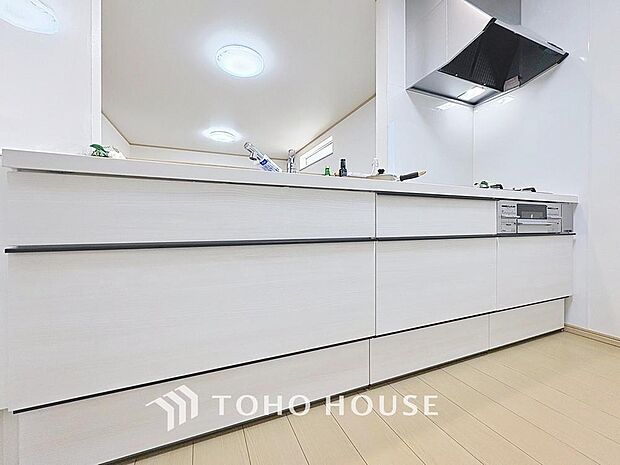 「対面式キッチン仕様」キッチンスペースは、ゆとりの広さを確保。開放的な対面式キッチンなので、ご家族との会話を楽しうことはもちろん、お子様を見守りながら家事時間を進められます。