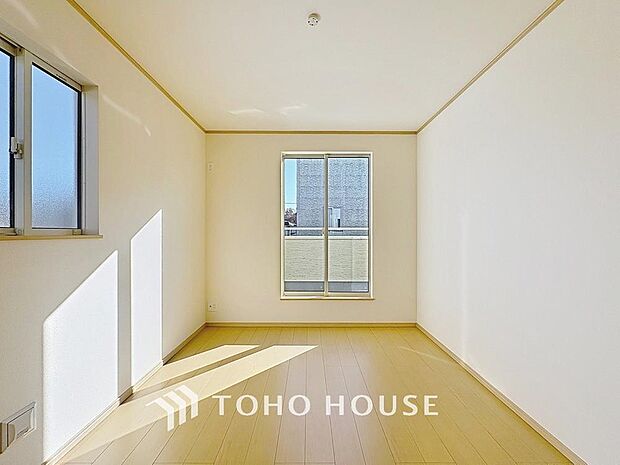 「バルコニーに面した居室」温もりある自然光を感じていただける居室です。