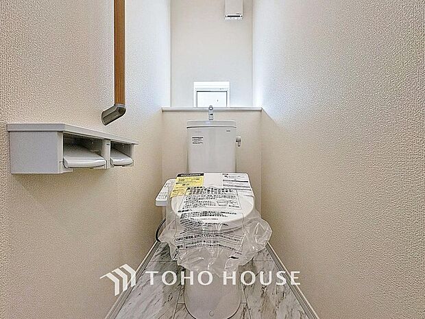 「温水洗浄便座付きトイレ」トイレは快適な温水洗浄便座付です。清潔感のあるホワイトで統一しました。いつも清潔な空間であって頂けるよう配慮された造りです。