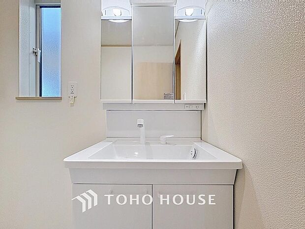 「すっきり片付く収納力。三面鏡洗面台。」身だしなみを整えやすい事はもちろんですが、鏡の後ろに収納スペースを設ける事により、散らかりやすい洗面スペースをすっきりさせる事が出来るのも嬉しいですね。