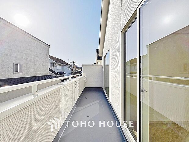 「南向き。バルコニー」頬をなでる優しい風を感じることが出来るバルコニー。つい深呼吸をしたくなる気持ちの良い眺望はこのお部屋の自慢です。