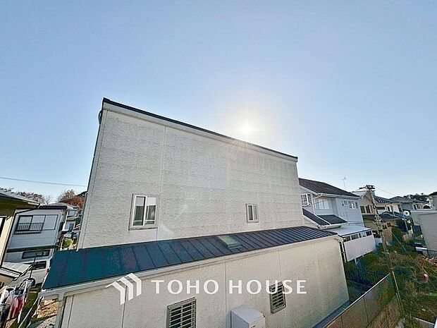 「穏やかな街並みの眺望」穏やかな街並みを一望しながら、爽やかな風と柔らかく降り注ぐ陽光を感じて頂けます。心地良い開放感が暮らしにゆとりと充足感をもたらします。