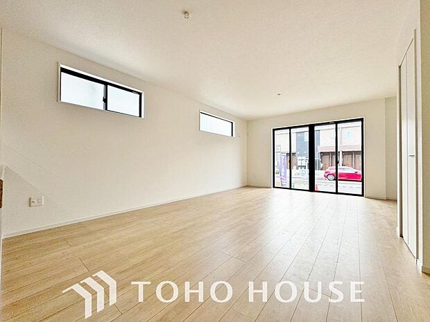 「南側の窓から採光が入ります。」毎日過ごす場所だからこそ、飽きのこないデザインが大事。本当に欲しい「寛げる空間」を実感して頂けます。