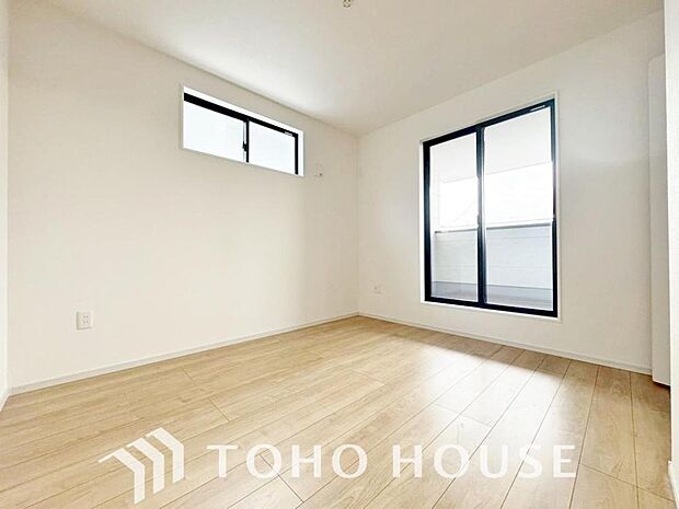 「バルコニーに面した約5.4帖の洋室」お家時間を穏やかに過ごせる寛ぎの空間です。居心地の良さを実感して頂けるお部屋となっております。