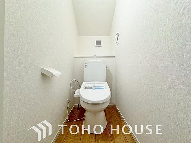 「温水洗浄便座付きトイレ」トイレは快適な温水洗浄便座付です。清潔感のあるホワイトで統一しました。いつも清潔な空間であって頂けるよう配慮された造りです。