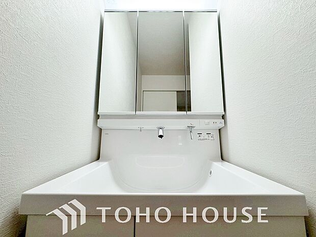 「シャワー機能付きの洗面台。」身だしなみを整えやすい事はもちろんですが、鏡の後ろに収納スペースを設ける事により、散らかりやすい洗面スペースをすっきりさせる事が出来るのも嬉しいですね。