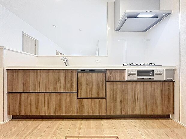 「安心感ある対面キッチン。」作業スペースを多くとった対面キッチン。夫婦そろってキッチンに立っても調理がしやすくゆとりある広さ。食器類もすっきりと片付く収納力が期待できます。