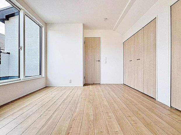 「バルコニーに面した心地良い居室。」温もりある自然光を感じていただける居室です。飽きのこないナチュラルなデザインの空間は、色褪せることのない心地良さを作ります。