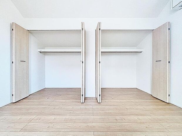 「ダブルクローゼットを備えています。」使い勝手の良い収納を豊富に設置しております。居住スペースを充分に確保することができる為、ゆとりある室内で、ゆっくりとご寛ぎいただけます。