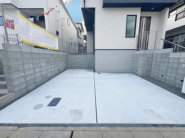 「2台駐車可能です。」ファミリーカーの需要が多い中、駐車場も広めに確保いたしました。2台駐車可能(車種制限要確認)