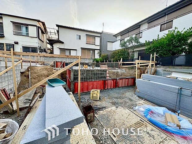 「現況」今日も、明日も、この街で、きっと誰かがしあわせになる物語が描かれていくはずです。爽快な風も毎日やさしく頬をなででくれます。