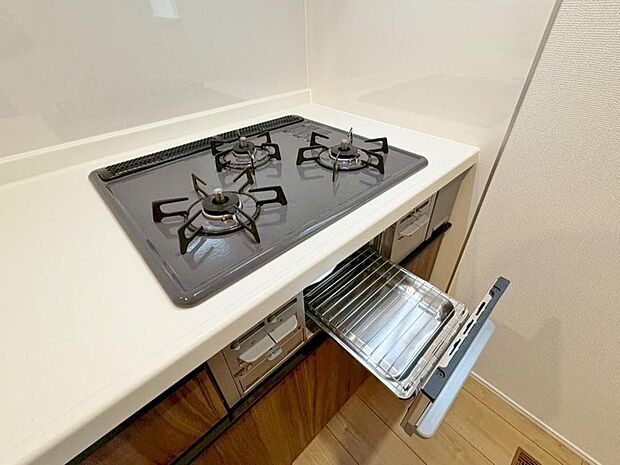 見た目に美しく使いやすさにも優れ、吹きこぼれ等のお掃除も簡単。3口コンロで忙しくても同時に調理ができるので便利ですね。