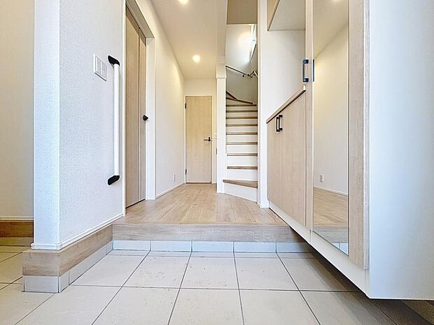 「玄関」人を迎え入れる最初の場所だからこそ、清潔感があり纏まった空間にして頂ける様にゆとりあるシューズボックスを設置しました。おでかけの時も帰宅の時も、すっきりとした玄関は気持ちが良いものです。