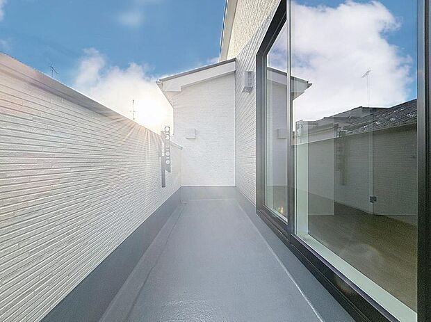 「開放感感じるバルコニー」頬をなでる優しい風を感じることが出来るバルコニー。つい深呼吸をしたくなる気持ちの良い眺望はこのお部屋の自慢です。