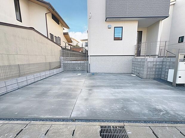 「2台駐車可能です。」ファミリーカーの需要が多い中、駐車場も広めに確保いたしました。2台駐車可能(車種制限要確認)