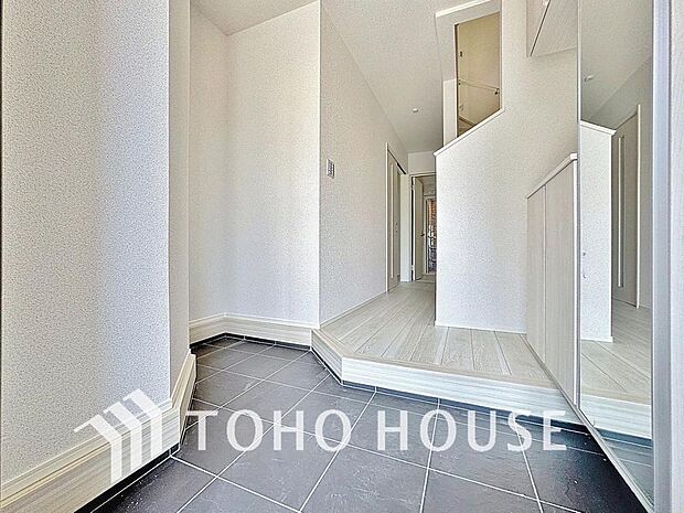 「玄関」清潔印象の玄関です。スペースを無駄なく活用し、使いやすいシューズボックスを設置しております。