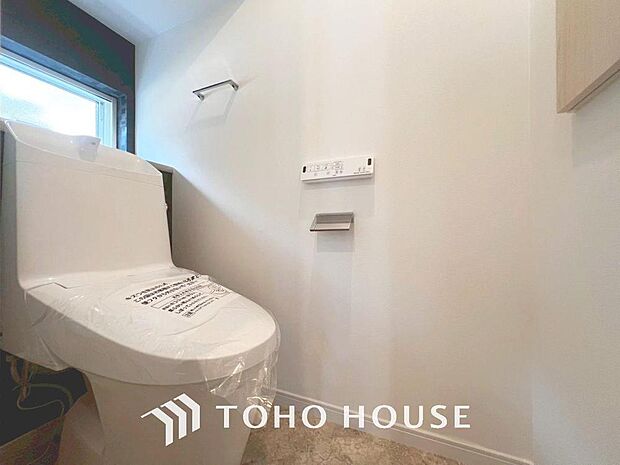 「温水洗浄便座付きトイレ」トイレは快適な温水洗浄便座付です。清潔感のあるホワイトで統一しました。いつも清潔な空間であって頂けるよう配慮された造りです。