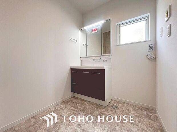 「洗面台」ほっと一息つけるような、安心して寛げる雰囲気の空間です。シンプルな内装は、時が経ちニーズが変わっても、フレキシブルに活用頂けます。