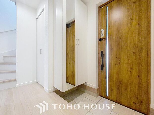 「玄関」人を迎え入れる最初の場所だからこそ、清潔感があり纏まった空間にして頂ける様にゆとりあるシューズボックスを設置しました。おでかけの時も帰宅の時も、すっきりとした玄関は気持ちが良いものです。