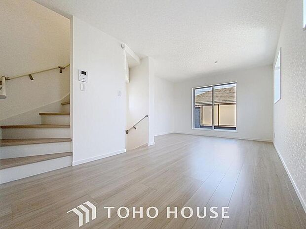 「リビング階段でコミュニケーションがとりやすい空間設計。。」落ち着いたカラーコーディネートの室内。インテリアやファブリックで、オーナー様好みのテイストデザインを取り入れて頂けます。