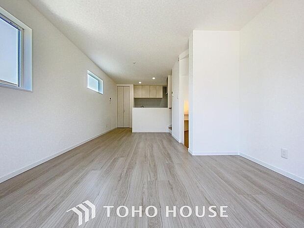 「のんびり過ごせる15．5帖LDK」朝は爽やかな日差しを浴びながら、家族みんなでおいしい朝食。昼下がりには読書やお昼寝でもしながらのんびりと過ごすひと時。家族が集まる空間を、一番明るい空間に。