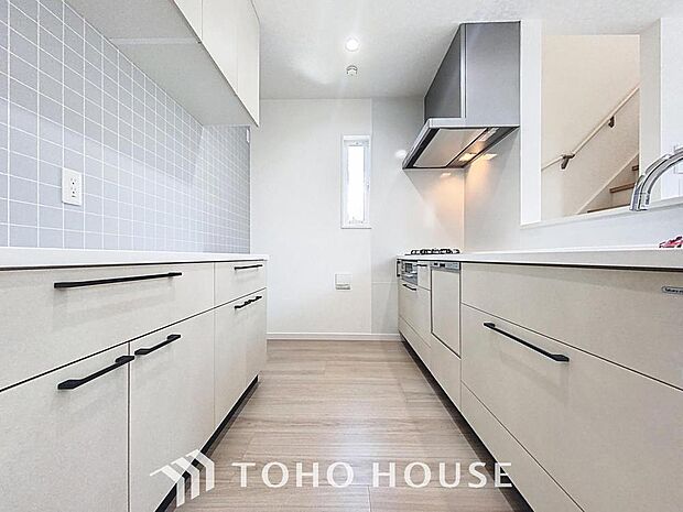 「キッチン」大型の冷蔵庫やレンジボードもしっかり置ける広々としたキッチンスペースが大事。ゆとりある空間で作業ができるとお料理の腕も日に日に上がりそうな気がしてきます。