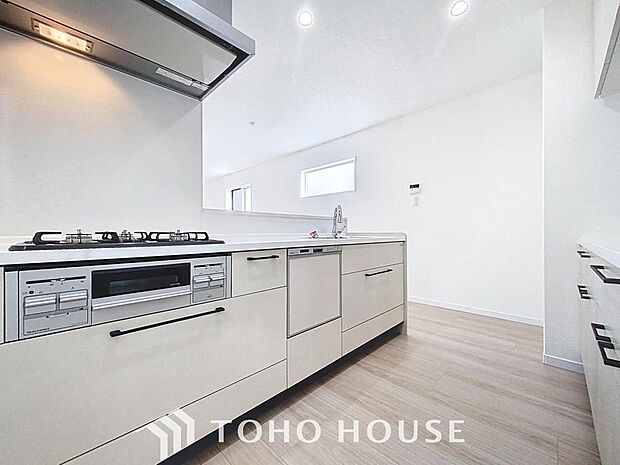 「カウンターキッチン。」効率よくお料理ができるコンロ・収納を完備したシステムキッチン。確かな機能性を実感頂けます。