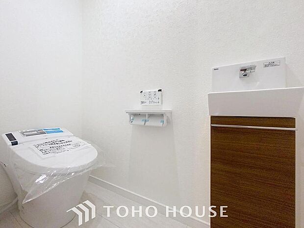 「温水洗浄便座付きトイレ」トイレは快適な温水洗浄便座付です。清潔感のあるホワイトで統一しました。いつも清潔な空間であって頂けるよう配慮された造りです。