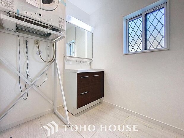 「清潔印象の洗面室はガス乾燥機付き。」天気を気にせずお洗濯。ガス乾燥機は高温で乾燥させるのでダニも死滅させることができます。