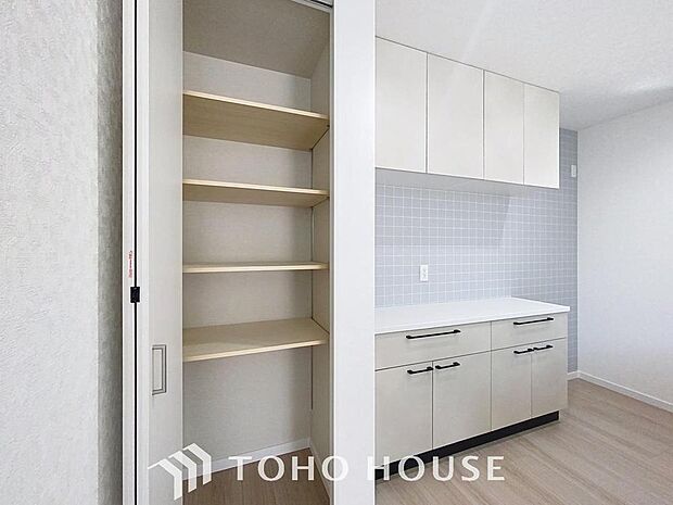 「キッチン・パントリー収納」キッチン横にはパントリー収納を設置。効果的な日常備蓄ができ、日々の収納だけでなく、防災面での備えとしても有効活用できます。