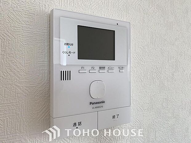 「見える安心」をカタチにしました。誰が来てもわかる様にモニター付きインターホンを設置。家事導線を考慮した個所に設置し、防犯性と利便性に優れ快適と安らぎを合わせた優しい設計。