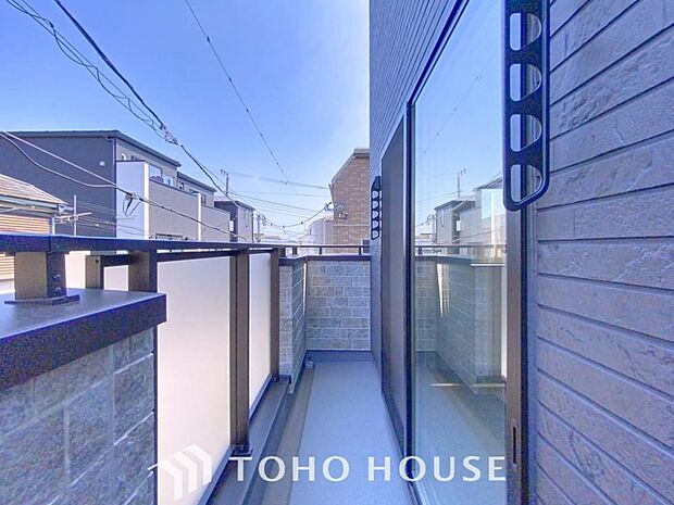 「バルコニー」都市型生活をより快適にコーディネートするかのように、周りの情景とマッチしたバルコニー。住まうご家族の心地よさを最優先したバルコニーでは様々な時間を楽しめます。