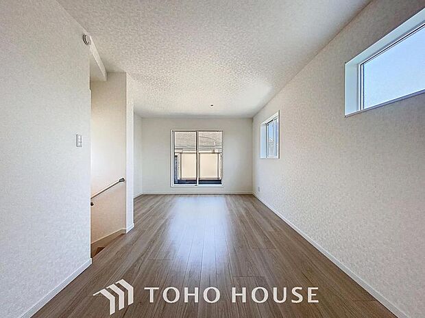 「穏やかな時が流れる癒しの空間」穏やかな光が明るくリビングルームを包みます。心地よい空間が、ご家族のかけがえのない時間に優しく寄り添います。