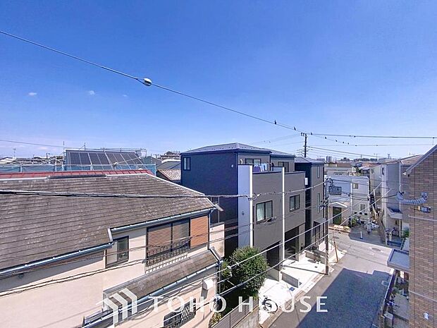 「穏やかな街並みの眺望」穏やかな街並みを一望しながら、爽やかな風と柔らかく降り注ぐ陽光を感じて頂けます。心地良い開放感が暮らしにゆとりと充足感をもたらします。