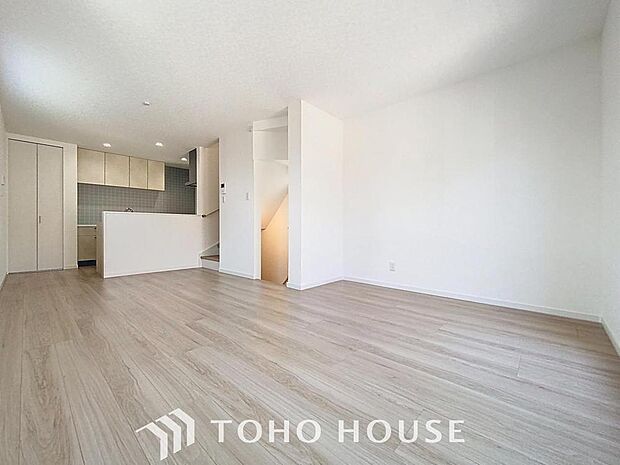 「3面採光で陽当たり・通風良好。」ＬＤＫでは家族が集まり一緒の時間を過ごせる工夫がされております。何気ない一日の当たり前のひとコマがいつか一生の宝物になります。