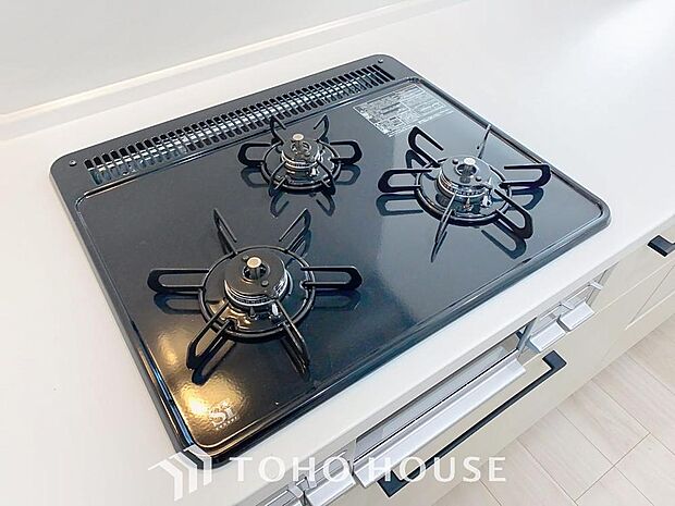 毎日料理をする、料理が好き、家族が多くて量を作る必要がある、等の方々にとっては必須の3口コンロ。同時進行で効率アップはもちろん鍋を移動する回数が減り、無駄な動きを軽減することが出来ます。