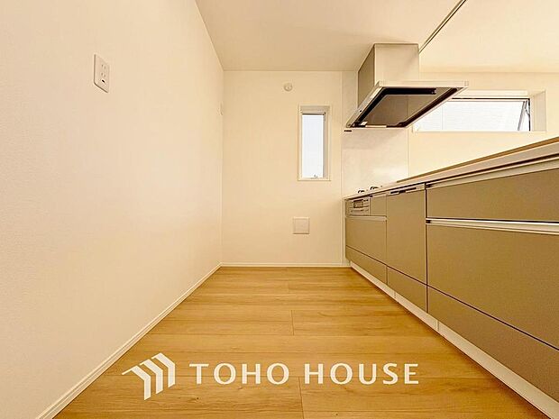 「対面キッチン」作業スペースを多くとった対面キッチン。夫婦そろってキッチンに立っても調理がしやすくゆとりある広さ。食器類もすっきりと片付く収納力が期待できます。家事をしながら会話も弾みます。