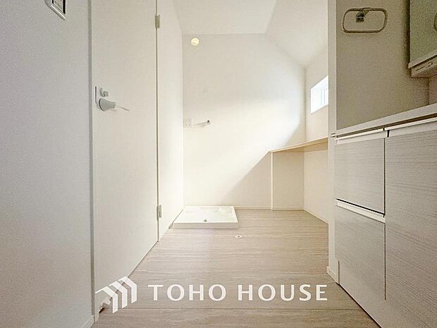 「清潔な印象の洗面室」明るく清潔感のある色調で纏められた洗面室は、機能性に富んだ三面鏡と使い勝手の良い収納を完備した洗面台を設置。洗濯機置場も完備し、大変充実しております。