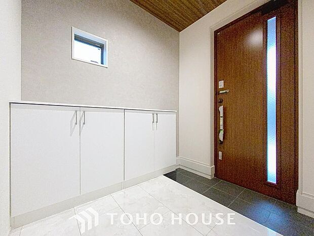 「玄関」人を迎え入れる最初の場所だからこそ、清潔感があり纏まった空間にして頂ける様にゆとりあるシューズボックスを設置しました。おでかけの時も帰宅の時も、すっきりとした玄関は気持ちが良いものです。