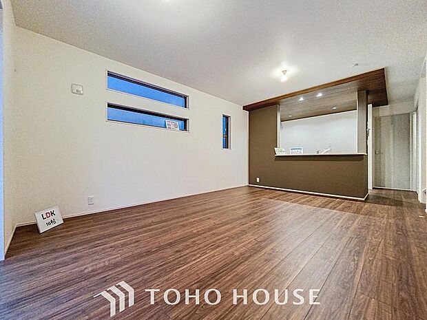 「穏やかな時が流れる癒しの空間」穏やかな光が明るくリビングルームを包みます。心地よい空間が、ご家族のかけがえのない時間に優しく寄り添います。