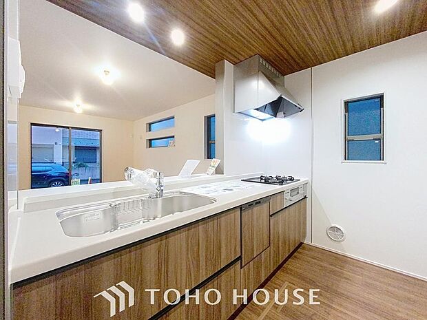 「対面式キッチン仕様」キッチンスペースは、ゆとりの広さを確保。開放的な対面式キッチンなので、ご家族との会話を楽しうことはもちろん、お子様を見守りながら家事時間を進められます。