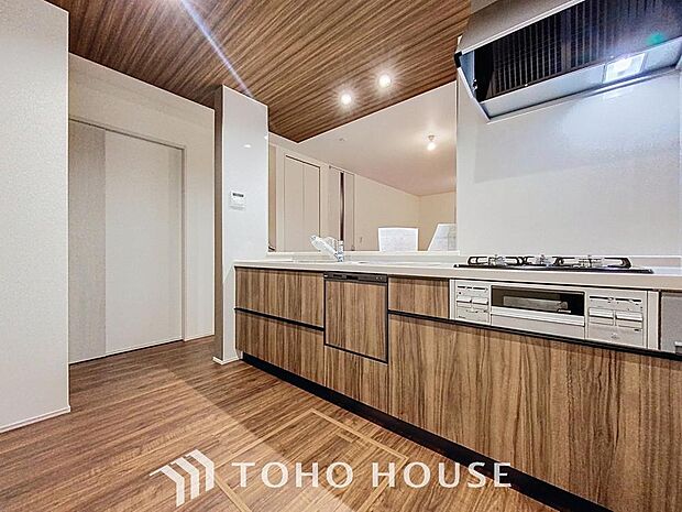 「家事時短の叶うキッチン◎」効率よくお料理ができる3口コンロ・食洗機・出し入れしやすいスライド収納を完備したシステムキッチン。確かな機能性を実感頂けます。