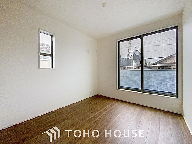 「バルコニーに面した居室」主寝室は十分な広さに加えて、快適に目覚められるよう、大きな採光窓を設けました。